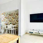 דירה Pambnb - Modern Beachfront Hideaway
