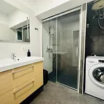 דירה Pambnb - Modern Beachfront Hideaway